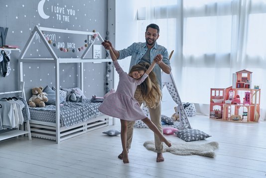 Haus-Vater-Tochter-Wohnen-Serie-4-2 Vater und Tochter tanzen glücklich im neuen Haus.