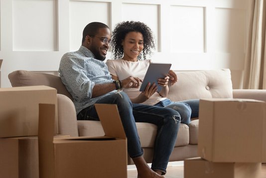 Haus-Familie-Wohnen-Umzug-mit-Kindern-Serie-33-16 Paar mit Tablet
