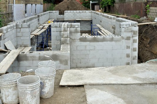 bauen-grundstueck-keller-hausbau-boden-ausheben-01 Bau