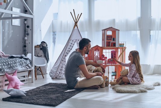 Haus-Vater-Tochter-Wohnen-Serie-4-10 Vater und Tochter spielen gemeinsam mit dem Puppenhaus