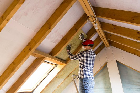 dachboden-dachgeschoss-ausbauen-holz-handwerker-02