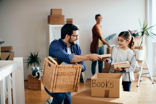 familie-29-umzug-haus-wohnung-kartons-11 Vater packt mit Tochter Kartons