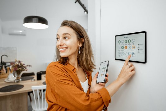 smart-home-technik-haus-bedienen-menschen-handy-geraet-09