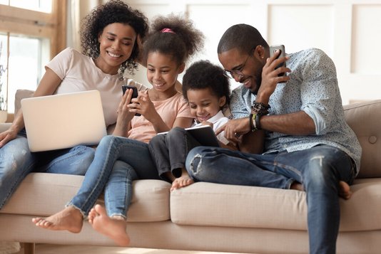 Haus-Familie-Wohnen-Umzug-mit-Kindern-Serie-33-21 Familie auf Couch