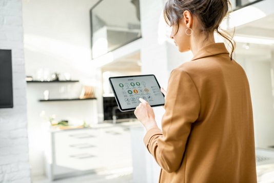 smart-home-technik-haus-bedienen-menschen-handy-geraet-03