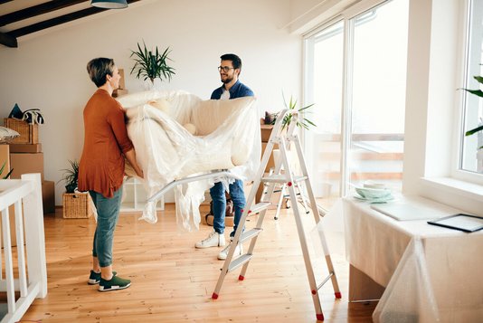 familie-29-umzug-haus-wohnung-kartons-09 Paar baut Zimmer auf