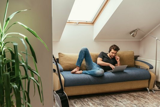 dachboden-dachgeschoss-ausbauen-wohnraum-menschen-02